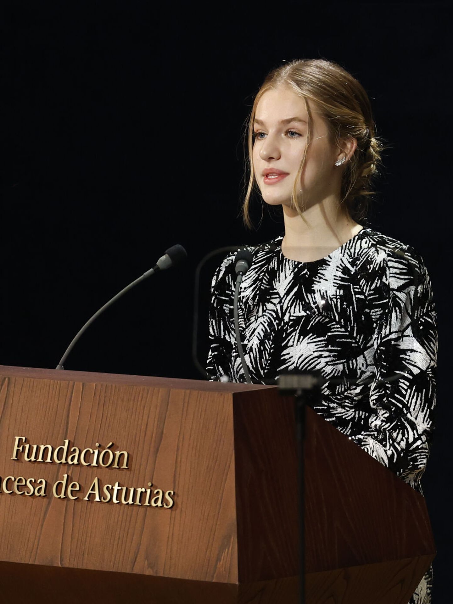 La princesa Leonor pronuncia unas palabras durante la ceremonia de entrega de la 42 edición de los Premios Princesa de Asturias. (EFE/Ballesteros)