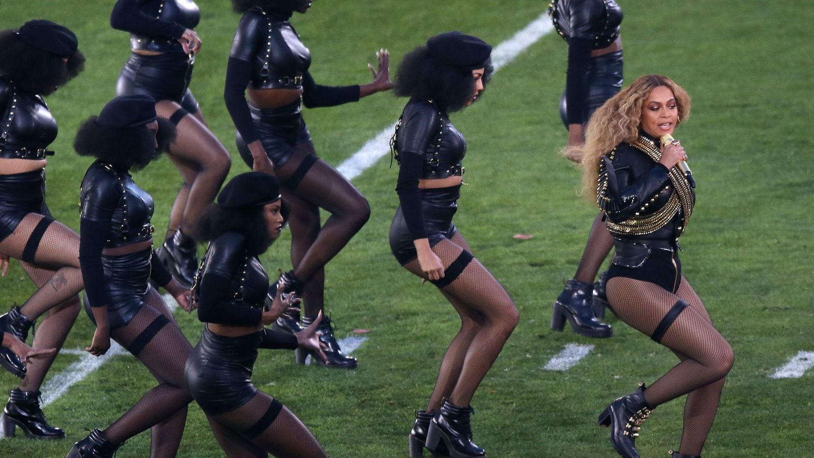 Foto: Beyoncé estuvo a punto de caerse en el espectáculo de la Super Bowl (EFE)