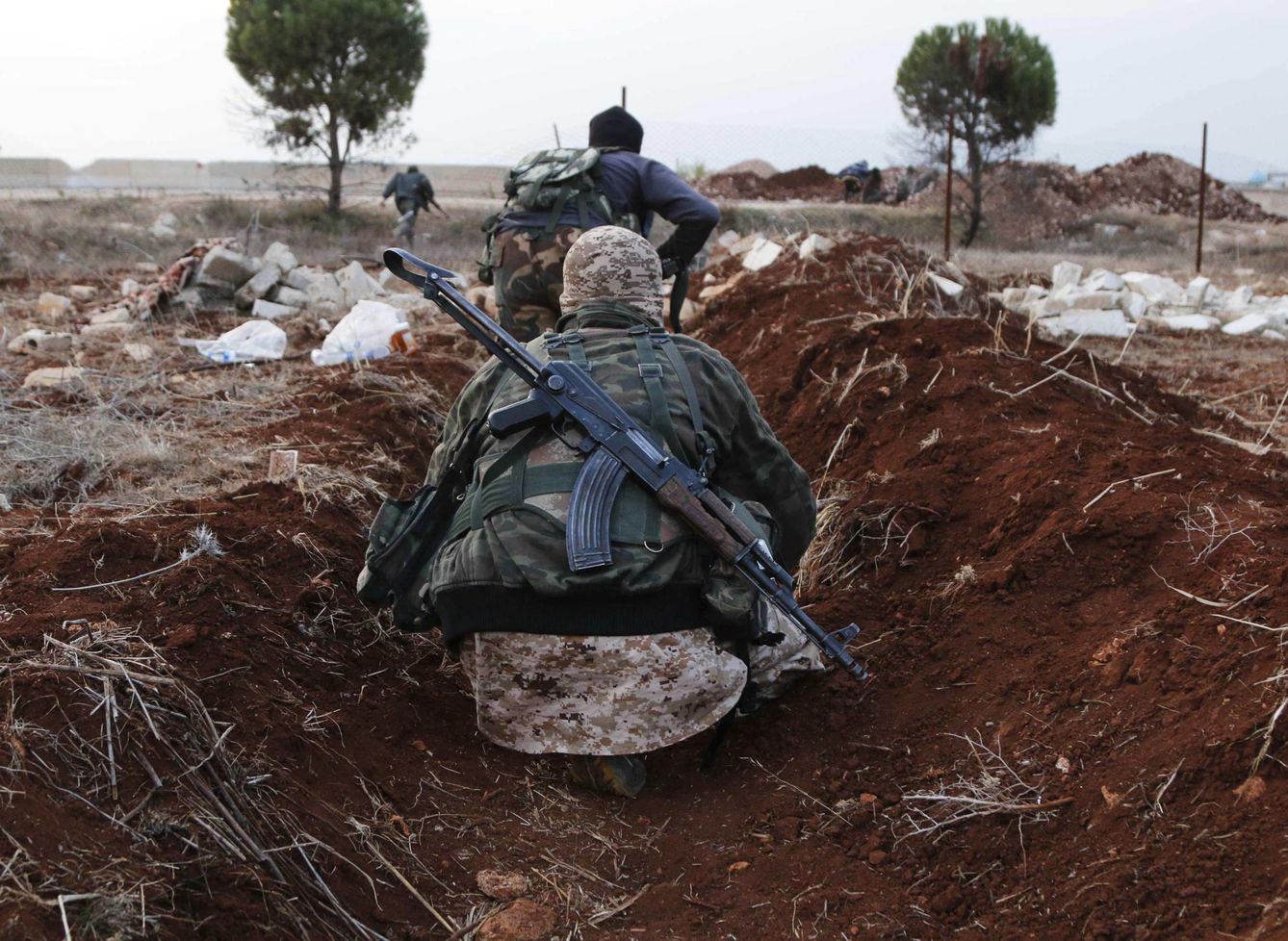 Milicianos del Frente al Nusra avanzan hacia sus posiciones cerca del pueblo de Al-Zahra, al norte de Alepo. (Reuters)