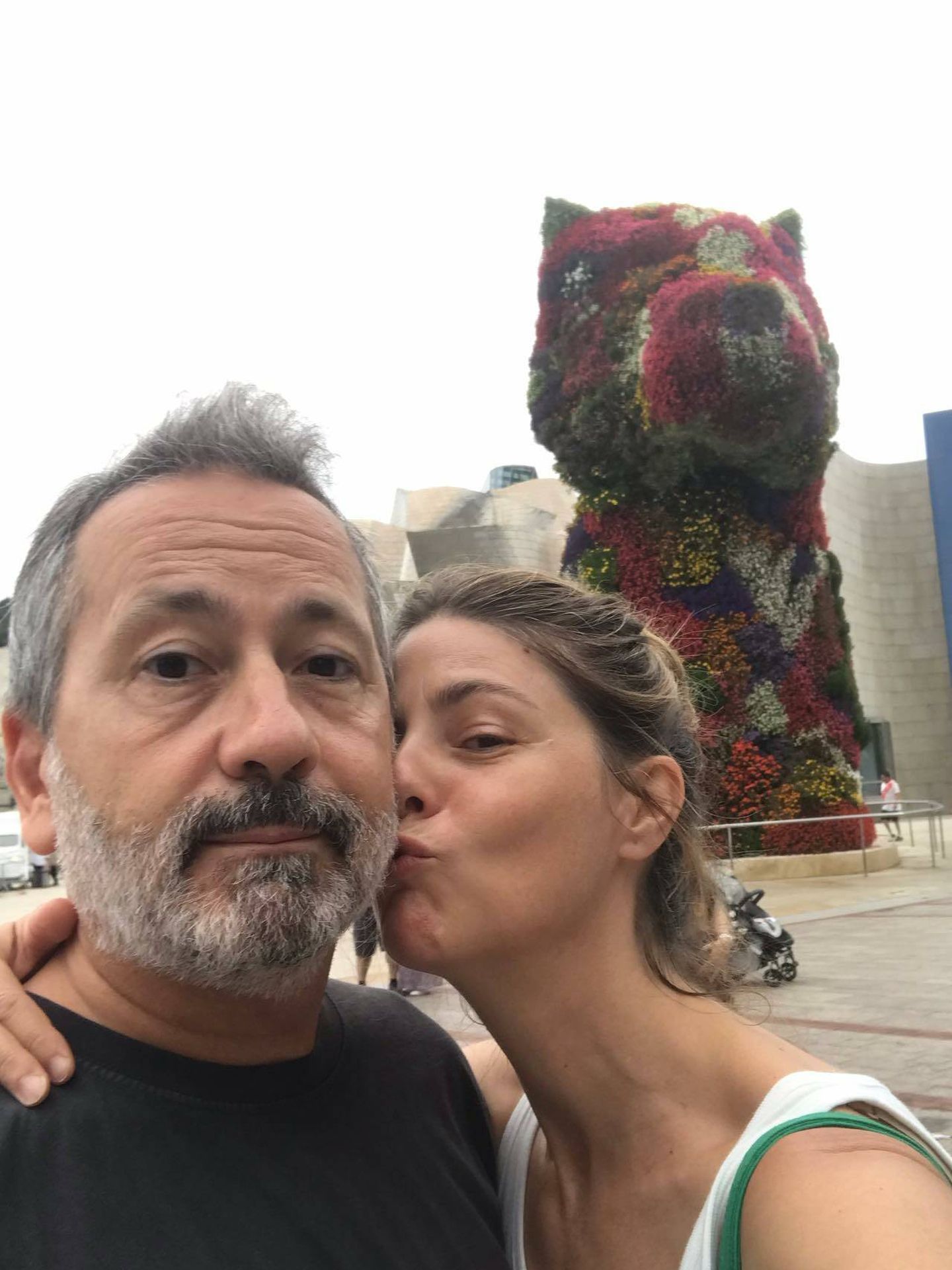 Manuela Velasco, posando con su pareja, Rafa Castejón. (Instagram/@manuelavelascooficial)