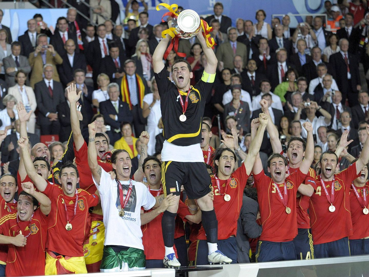 Iker Casillas, rodeado por sus compañeros, levanta la Eurocopa 2008. (EFE)