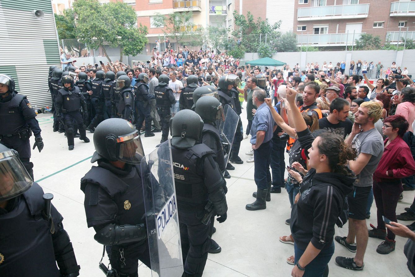 Agentes de la policía nacional en Tarragona el 1-O. (EFE)