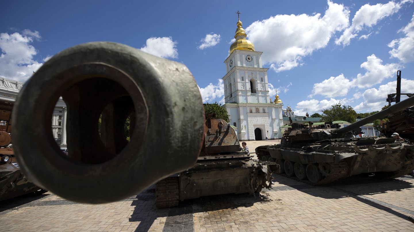 Carros de combate de exhibición en Kiev (Ucrania). (EFE/Orlando Barría)