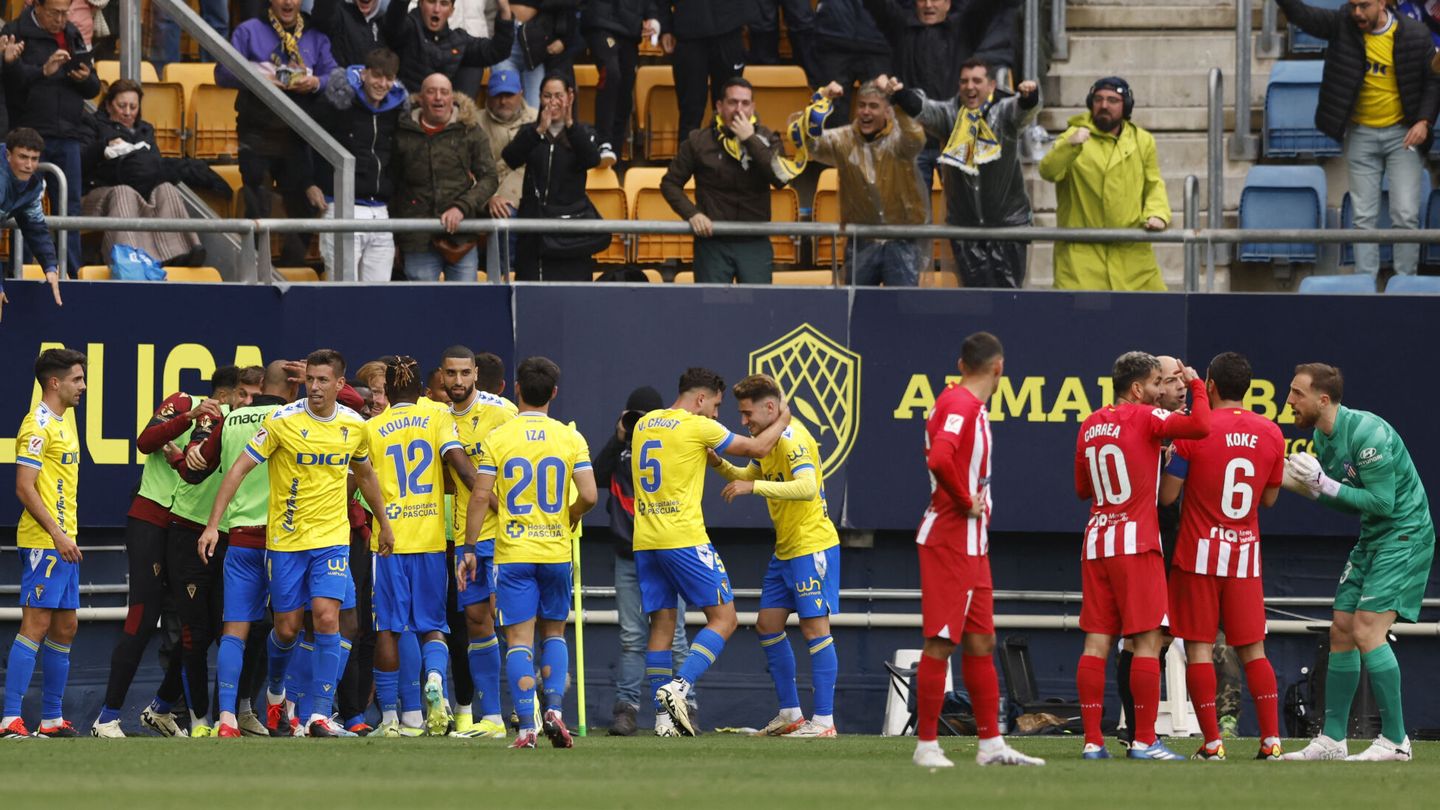 Los jugadores del Cádiz celebran el segundo gol de Juanmi (REUTERS/Marcelo Del Pozo).