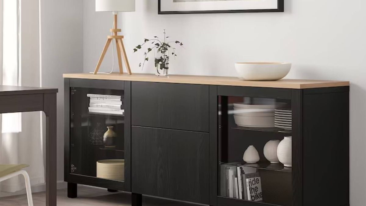 Sube el nivel de tu salón con el aparador de Ikea en el que podrás guardarlo todo