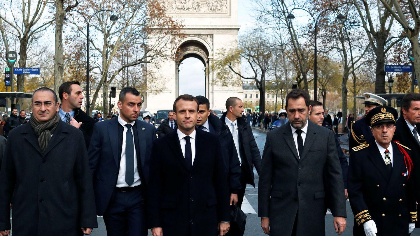 Emmanuel Macron y algunos miembros de su Gobierno, tras visitar el Arco del Triunfo el domingo. (Reuters)