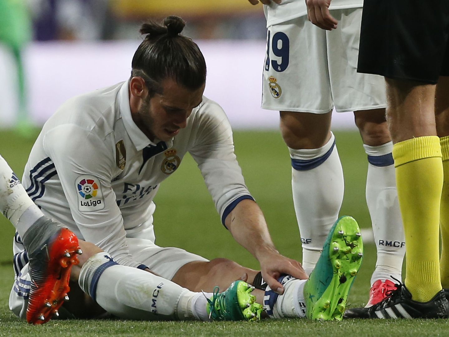 Bale se resiente de una lesión. (Reuters)