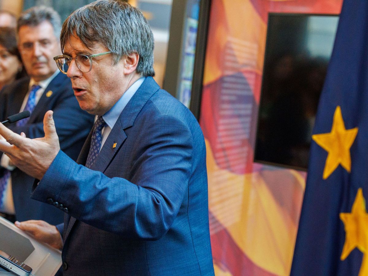 Foto: El expresidente catalán Carles Puigdemont en una exhibición del Parlamento Europeo. (EFE/ Olivier Matthys)