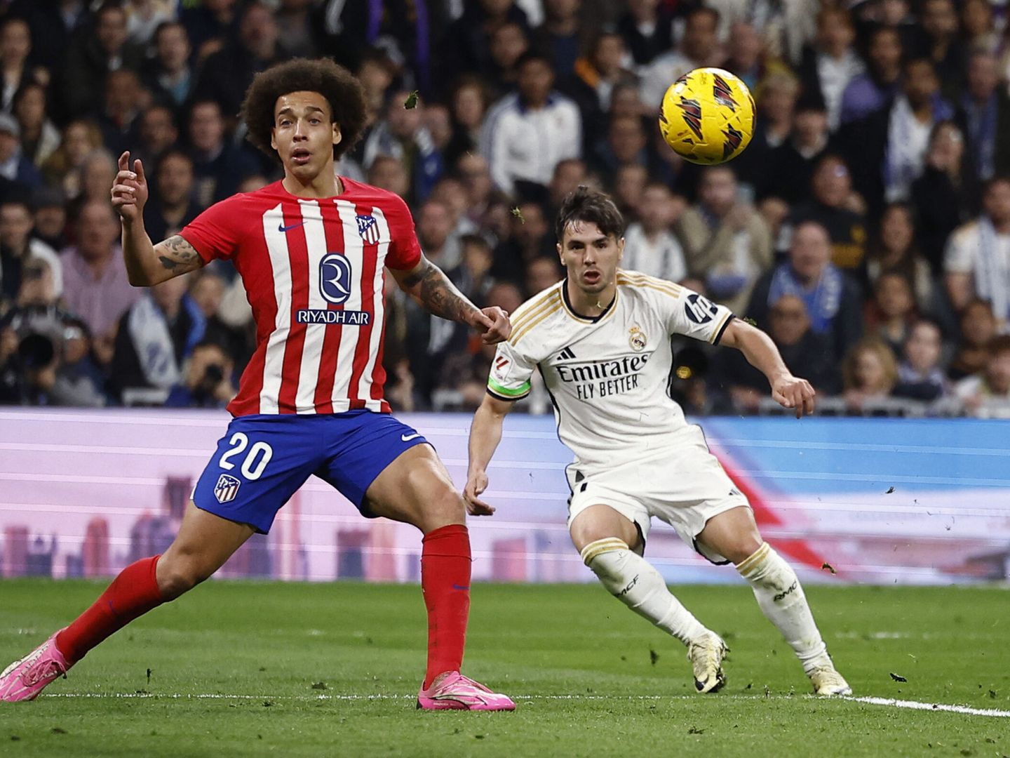 Brahim Díaz dispara a portería ante Witsel en el derbi del Bernabéu en Liga. (REUTERS Juan Medina)