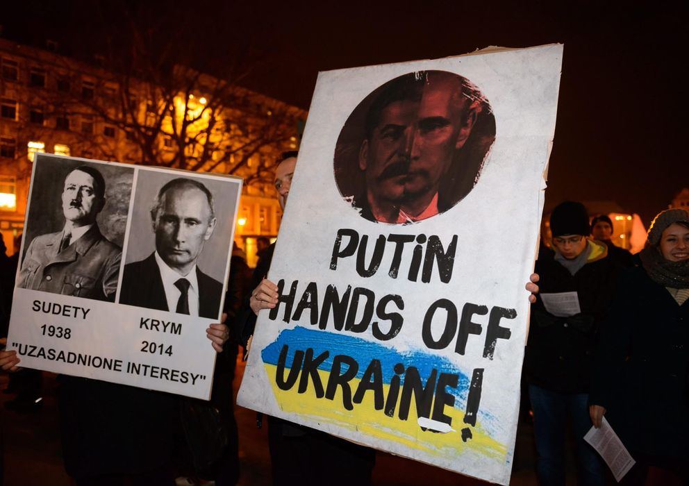 Foto: Un grupo de personas protesta contra Rusia. (EFE)