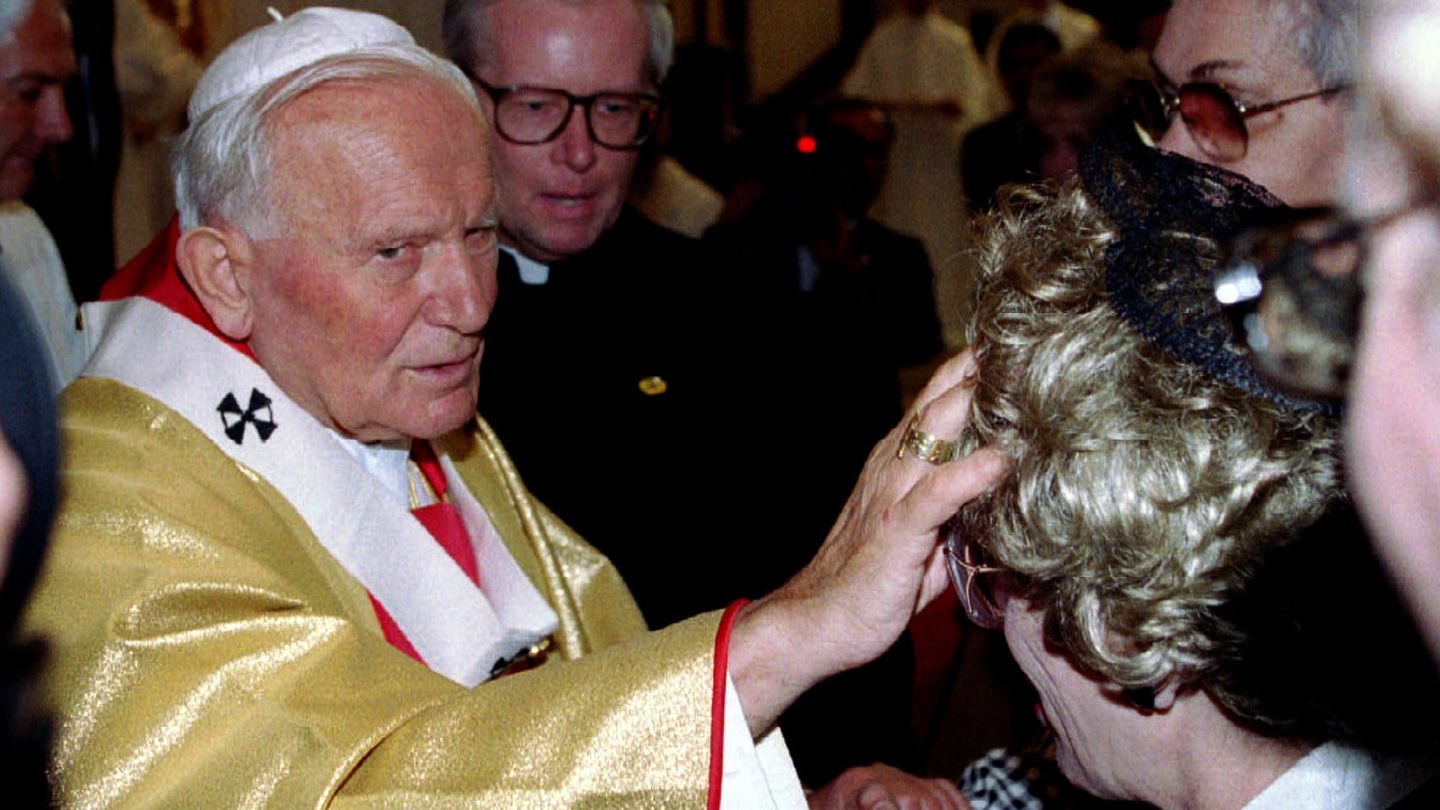 El papa Juan Pablo II bendice a una mujer en un encuentro con enfermos terminales en 1993 (Reuters)
