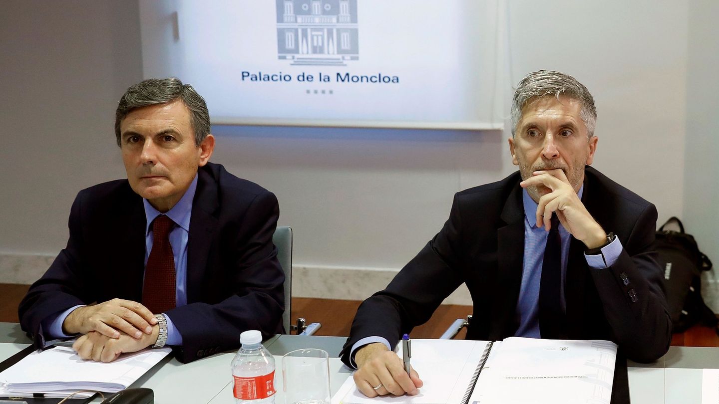 El ministro del Interior, Fernando Grande- Marlaska (d) y el secretario de Estado de Infraestructuras, Pedro Saura. (EFE)