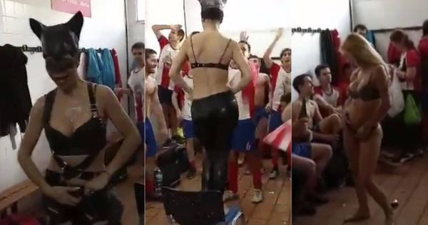 Foto: Imágenes de la stripper en el vestuario del Llança