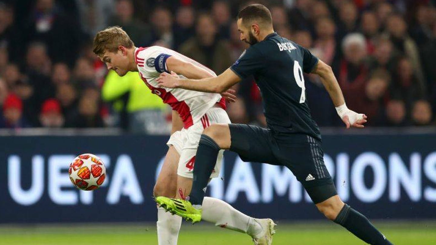 De Ligt se anticipa a Benzema en el Ajax-Real Madrid de Champions. (Reuters)