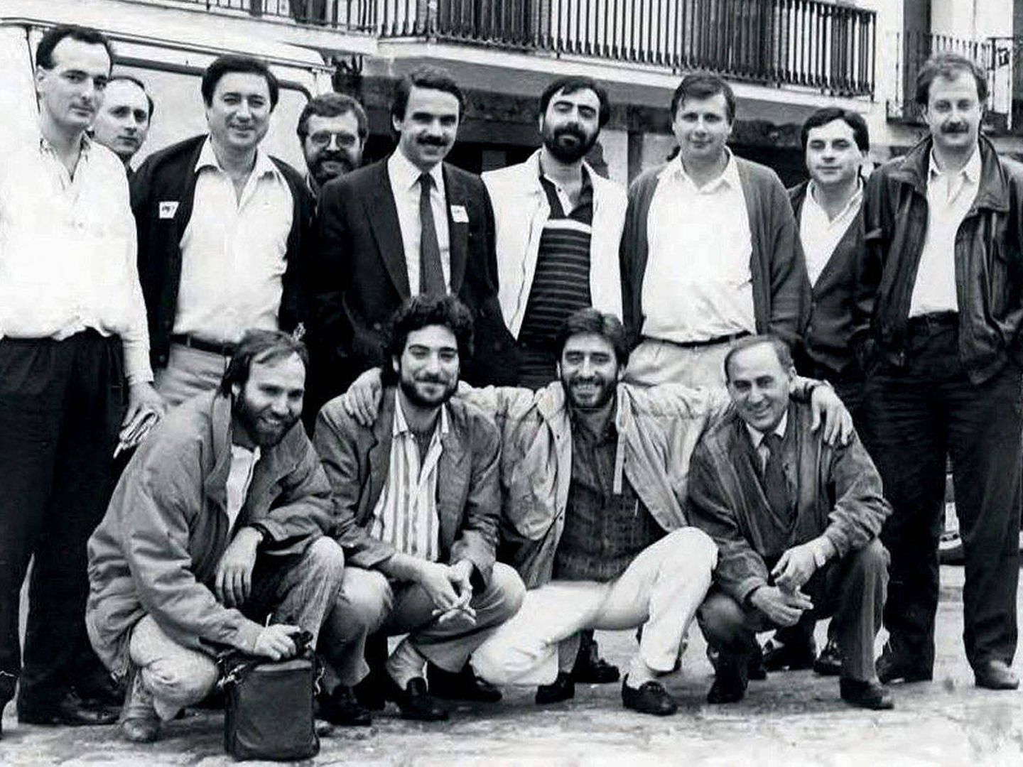 Aznar, con los periodistas que siguieron la campaña en las autonómicas de Castilla y León del 10 junio de 1987, entre ellos, Miguel Ángel Rodríguez (agachado, el segundo). (EFE)