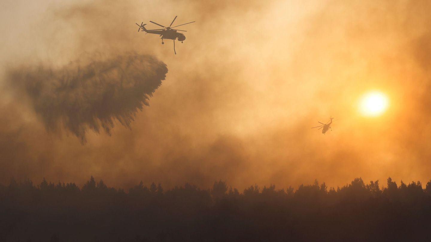Helicópteros colaboran en la extinción de incendios en Grecia. (EFE)