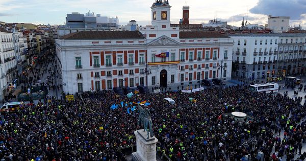 Foto: Protestas de taxistas madrileños en la Puerta del Sol. (Reuters)