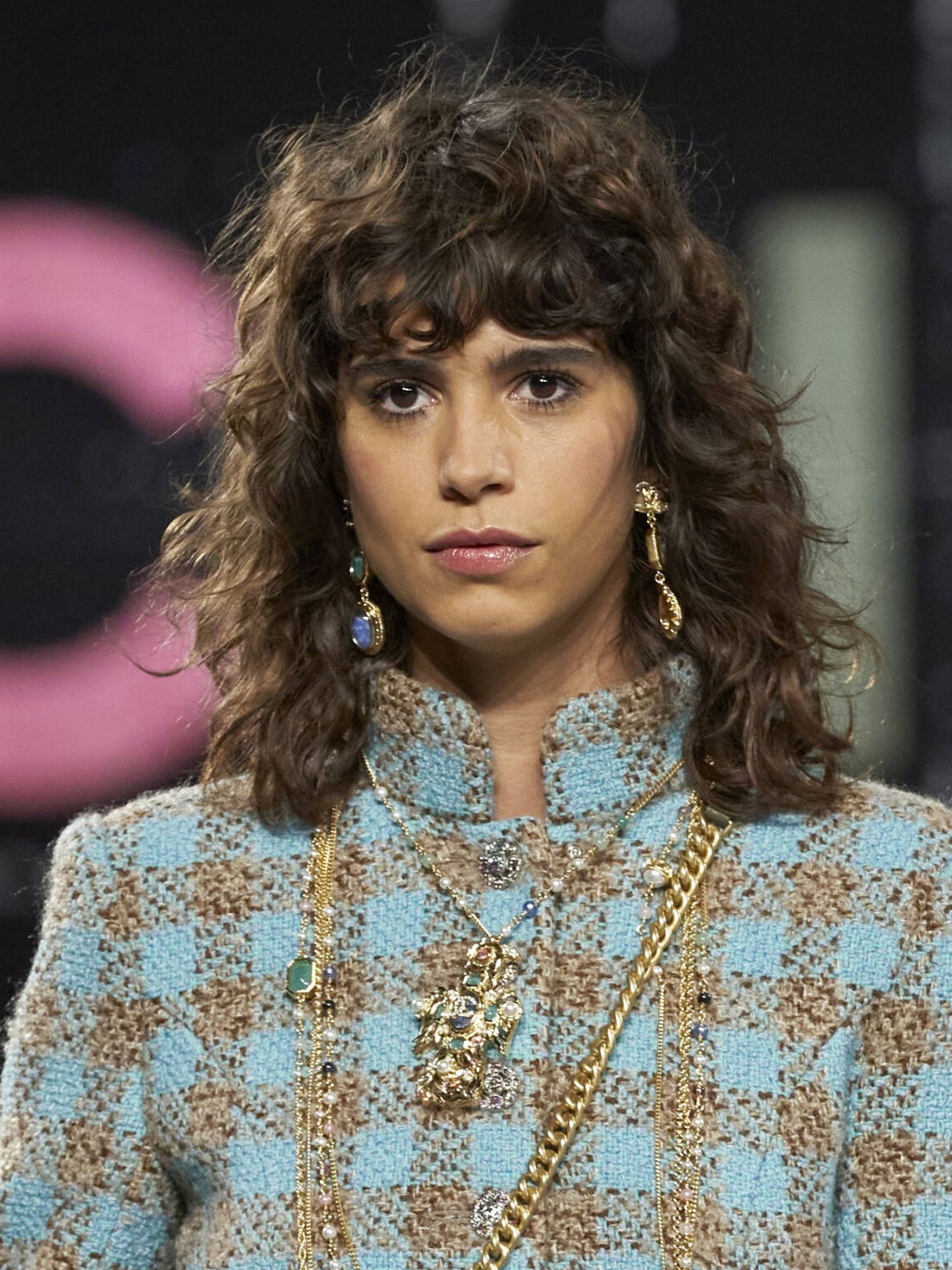 Mica Argañaraz, desfilando para Chanel con melena long curly layered. (Imaxtree)