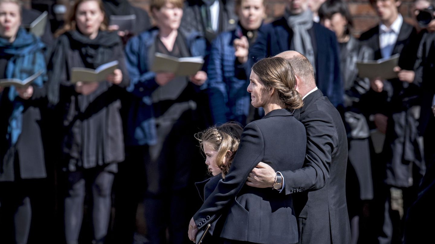 Anders Holch Povlsen y su mujer, durante el funeral. (EFE)