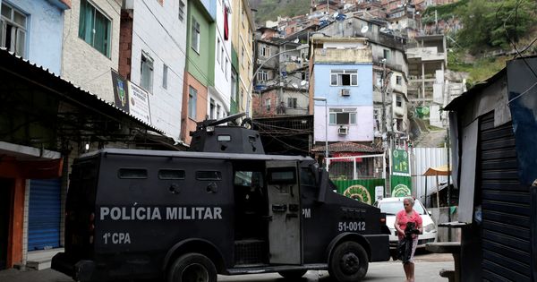 Foto: Un vehículo de la policía militar bloquea una calle en la favela de Rocinha, en Río de Janeiro, el 2 de octubre de 2017. (Reuters)