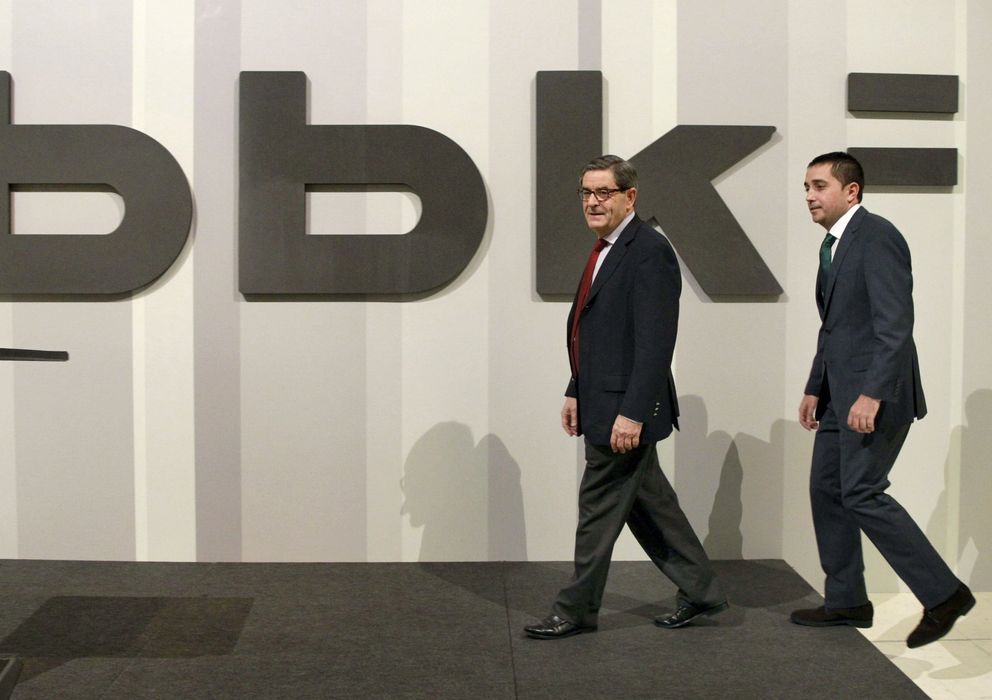 Foto: El nuevo presidente de Bilbao Bizkaia Kutxa (BBK), Xabier Sagredo (d), junto a Mario Fernández (i). (EFE)