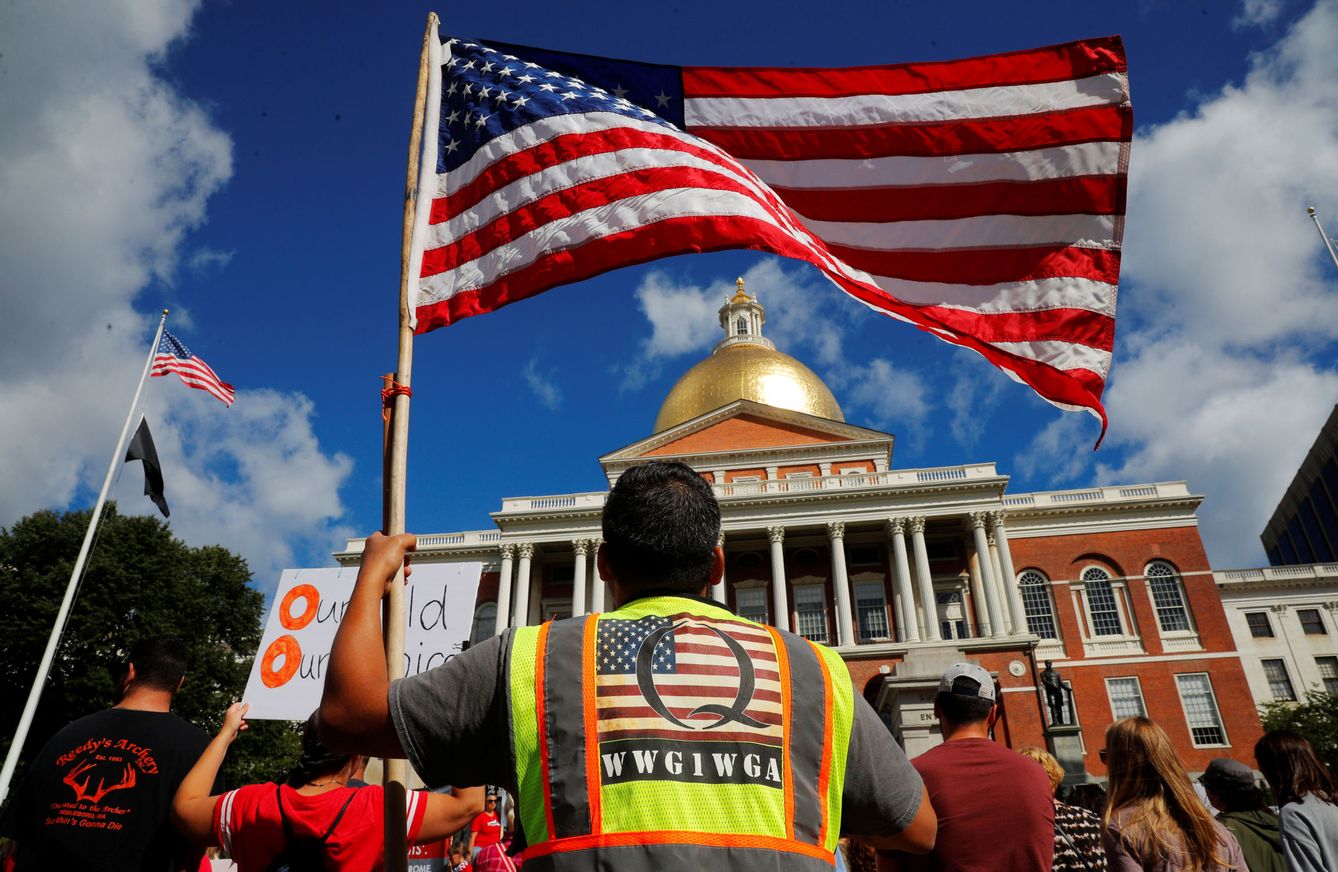 Un manifestante viste una camiseta con la Q de QAnon en una concentración republicana en Boston. (Reuters)