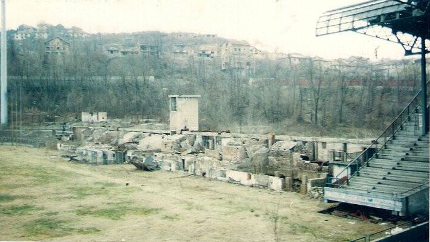 Parte del estadio, destruido durante el conflicto. (FK ZELJEZNICAR)