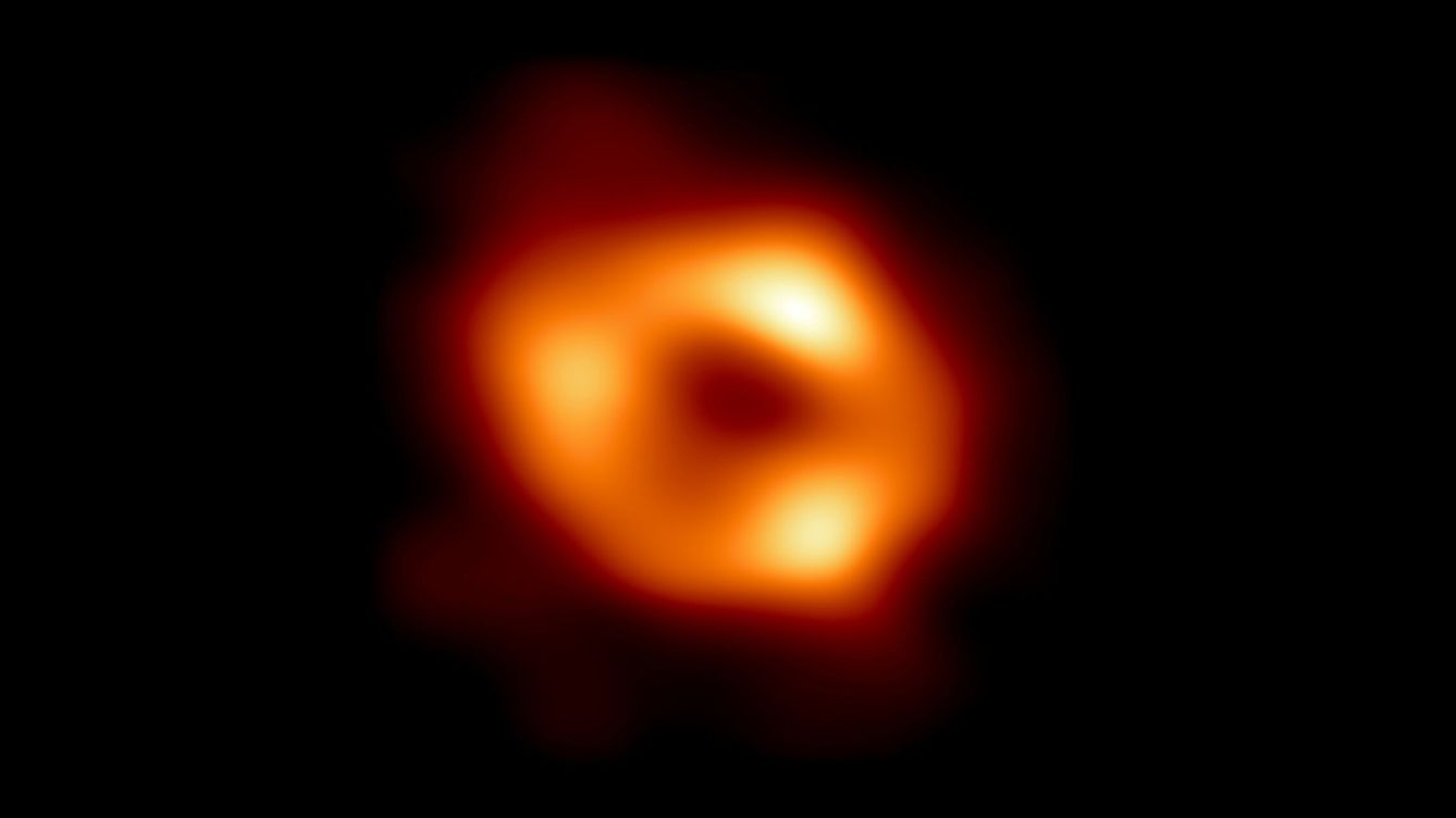 Foto: Imagen del agujero negro en el centro de la Vía Láctea. ( EHT Collaboration National Science Foundation)