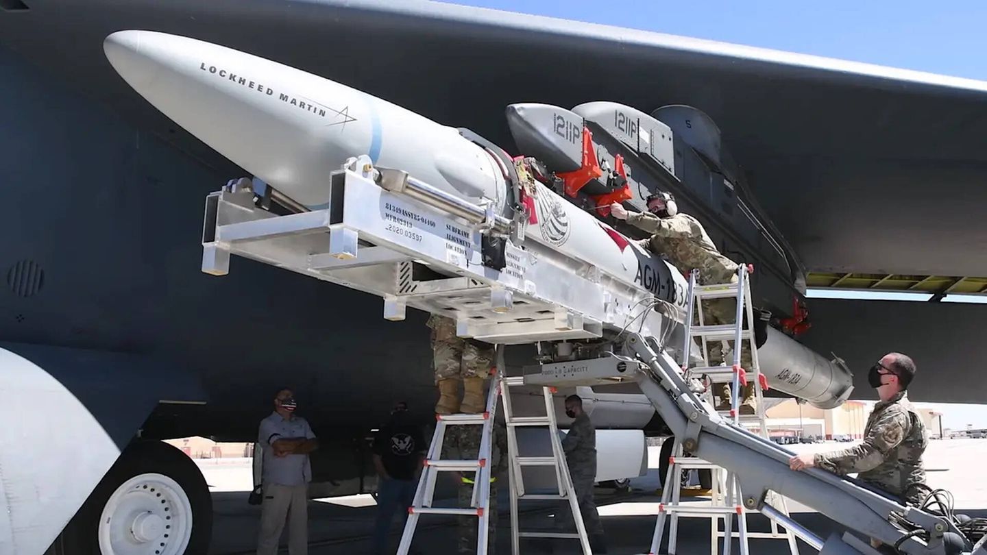 Técnicos montando el pleader hipersónico AGM-183A en un bombardero estratégico B-52H (USAF)