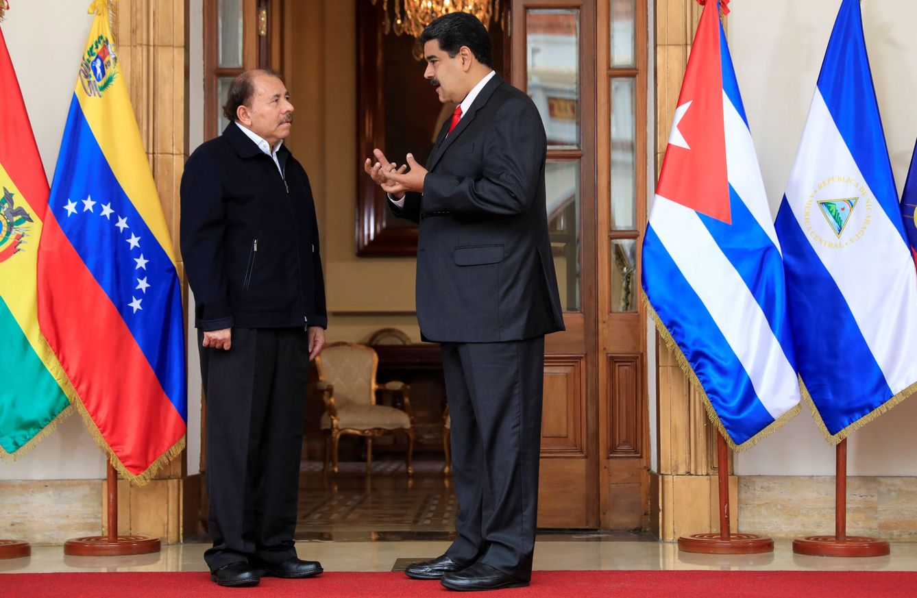 Nicolás Maduro habla con el presidente de Nicaragua, Daniel Ortega, en Caracas. (EFE)