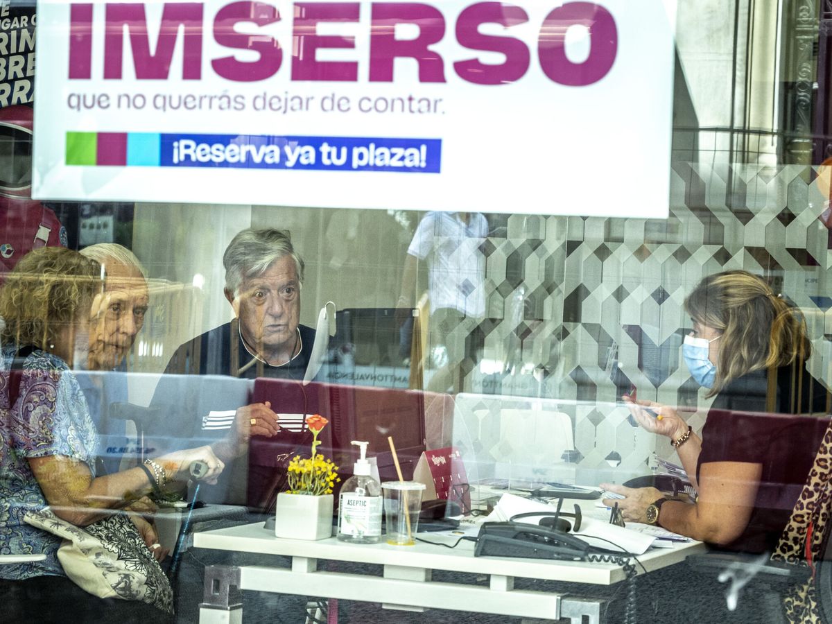 Foto: El destino más solicitado de los viajes del Imserso: los jubilados lo tienen claro (EFE/Biel Aliño)