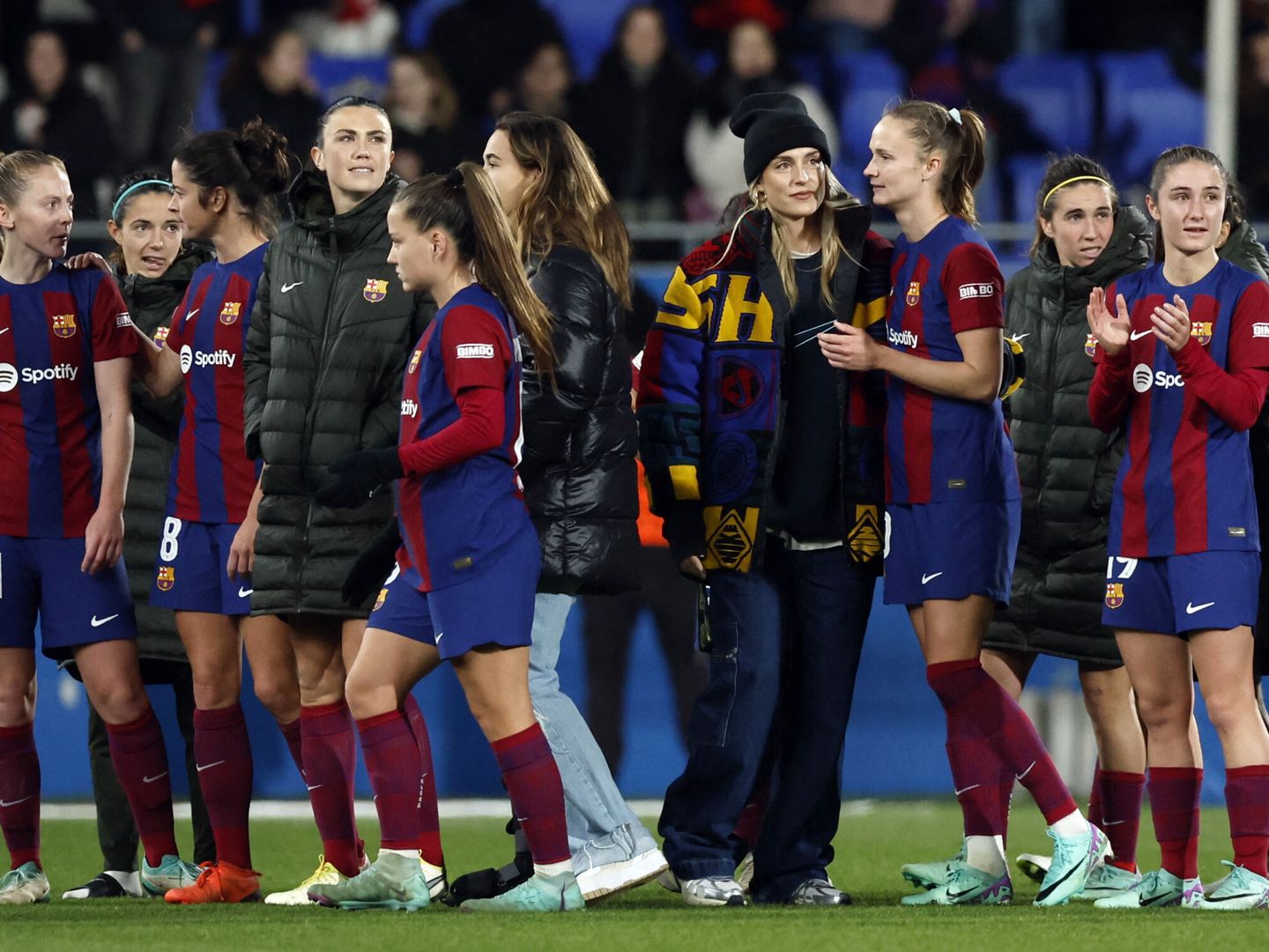 Alexia, junto a sus compañeras, tras un partido del Barça en Champions. (Reuters/Albert Gea)