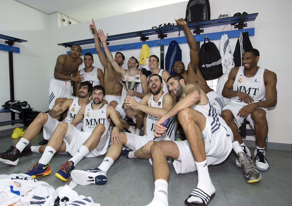 Foto: Los jugadores blancos celebran el título en el vestuario (Efe).