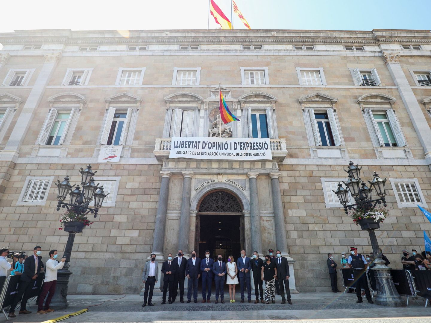 Pere Aragonès recibe a los presos indultados en el Palau de la Generalitat. (Reuters)