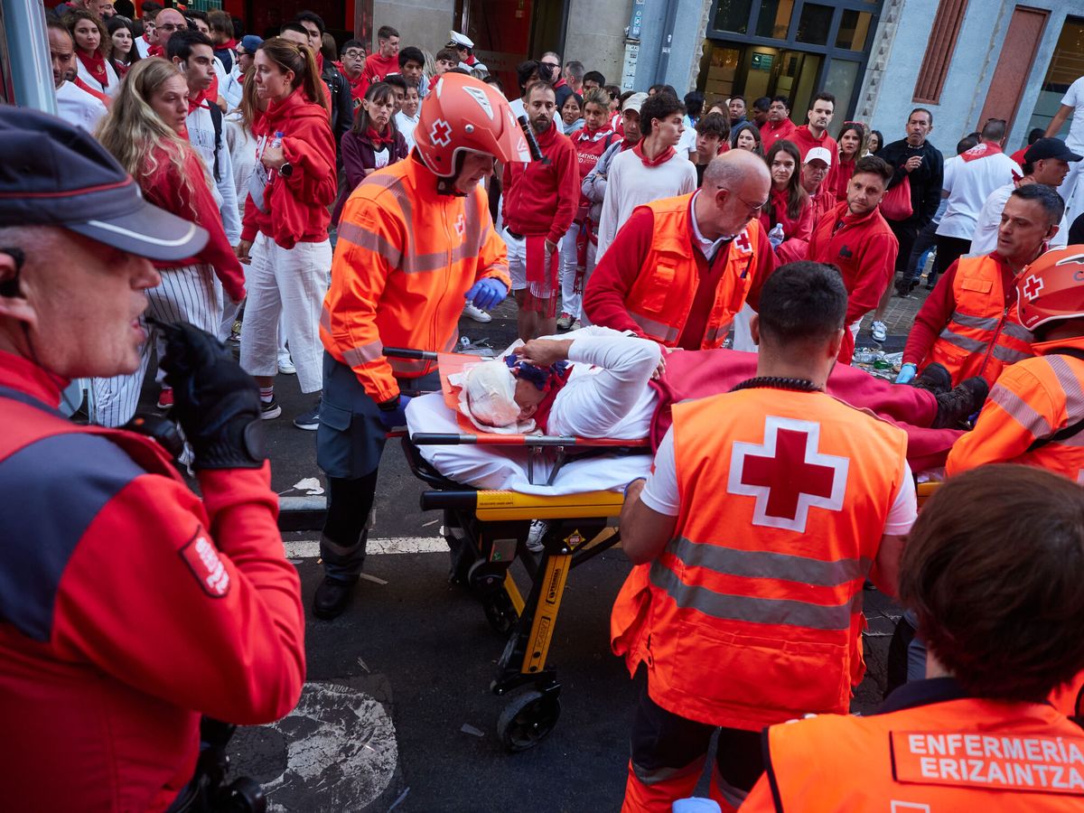 Foto: Un herido en el primer encierro de San Fermín. (Europa Press/Eduardo Sanz