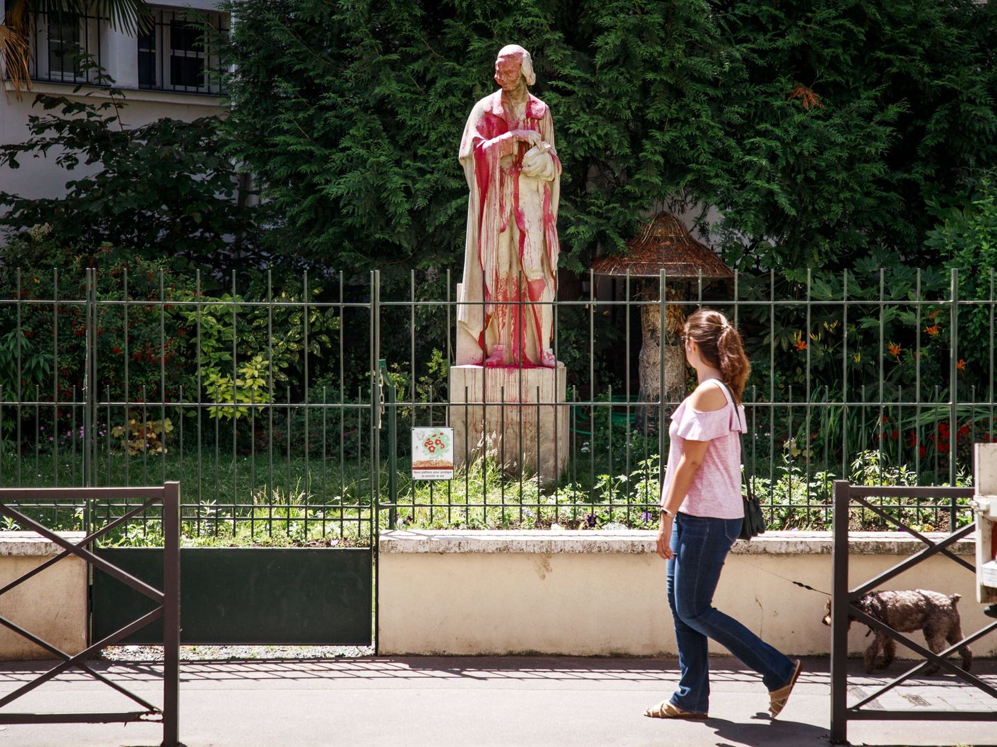 Una estatua en París de Voltaire, uno de los padres de la Ilustración, cubierta en 2020 de pintura roja. (EFE/Christophe Petit Tesson)