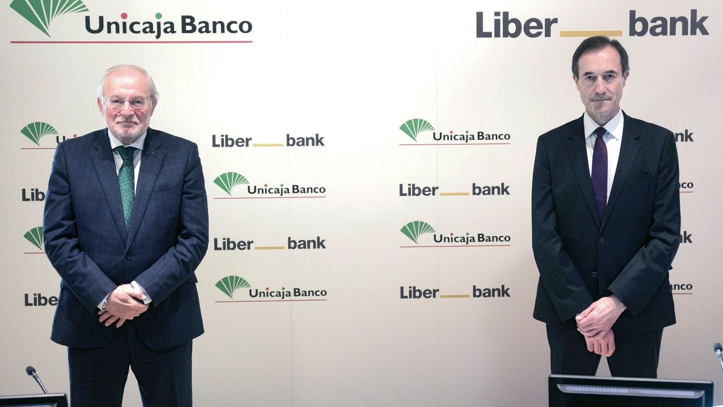 El presidente de Unicaja, Manuel Azuaga (i), y el ex consejero delegado Manuel Menéndez (d). (EFE)