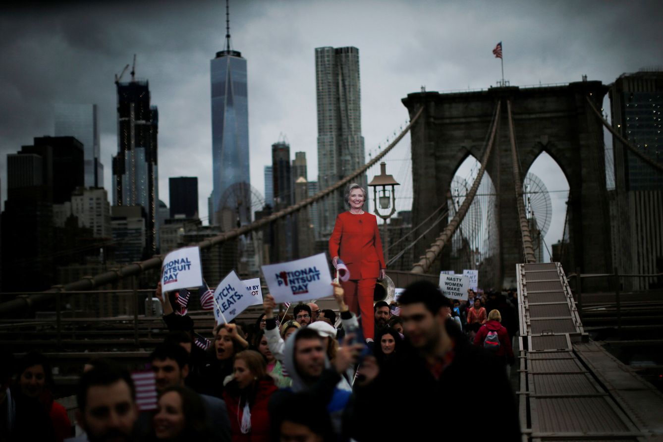 Foto: Votantes de Clinton marchan por el puente de Brooklyn, en Nueva York, el 22 de octubre de 2016. (Reuters)