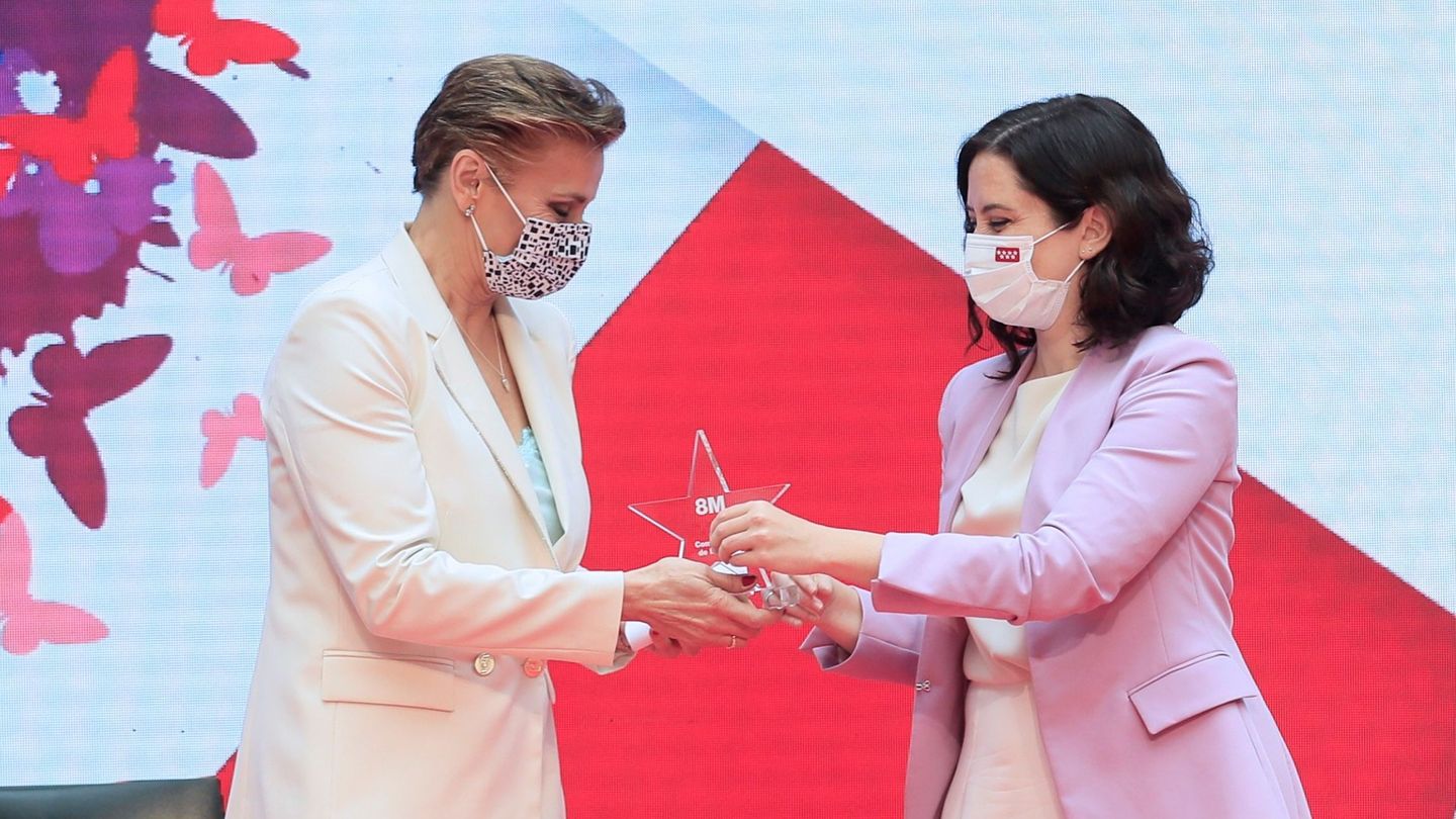  Isabel Díaz Ayuso entrega a la taekwondista Coral Bistuer el galardón en la categoría de mujer pionera. (EFE/Fernando Alvarado)