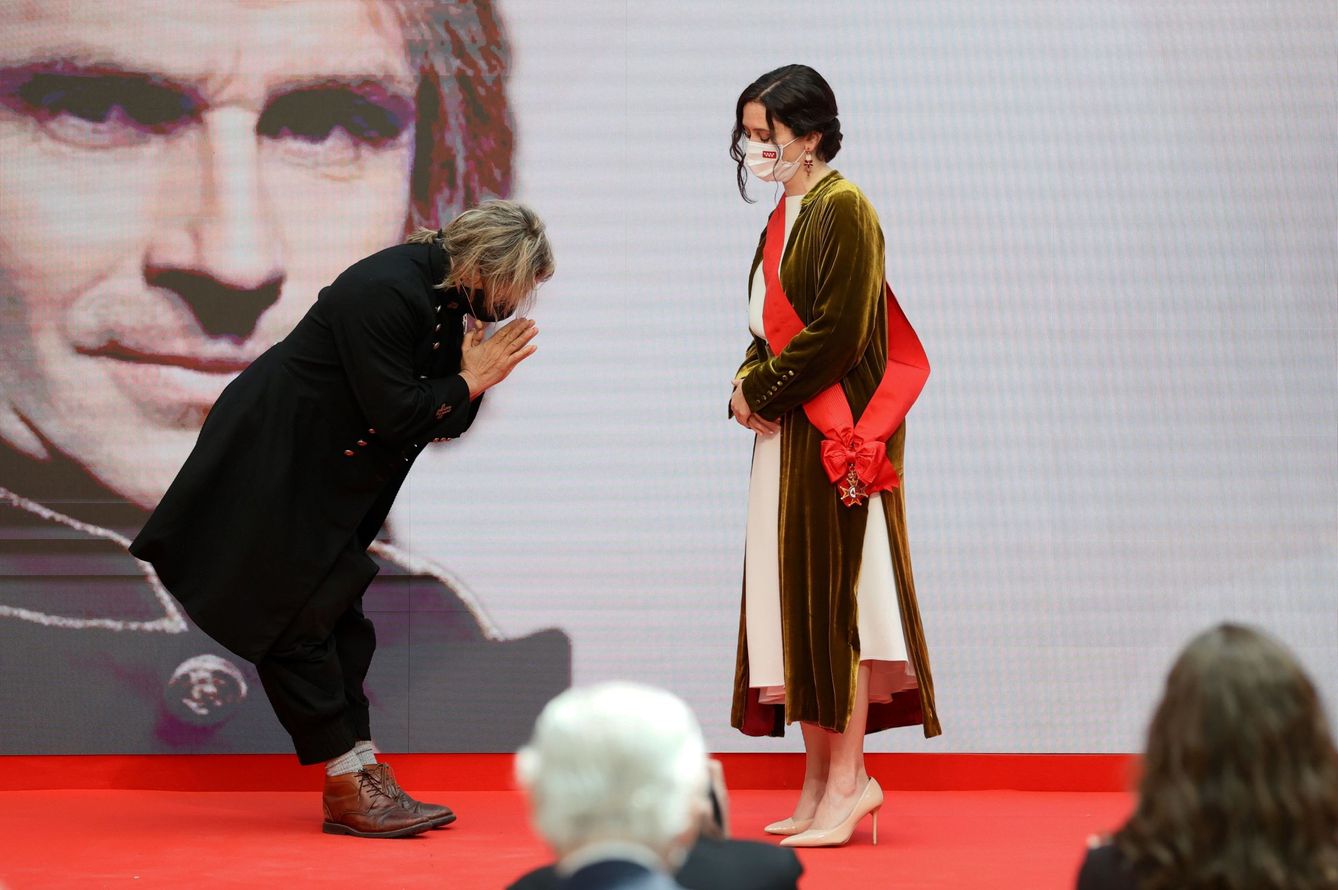 La presidenta de la Comunidad de Madrid, Isabel Díaz Ayuso, hace entrega de la Gran Cruz de la Orden del Dos de Mayo al músico Nacho Cano. (EFE) 
