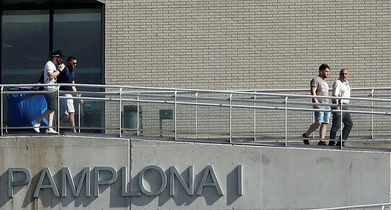 Tres miembros de La Manada abandonan la cárcel de Pamplona tras pagar su fianza. (EFE)