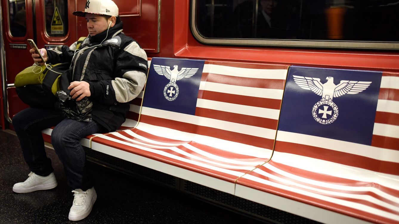 Foto: El águila imperial nazi en el metro de Nueva York EFE/JUSTIN LANE