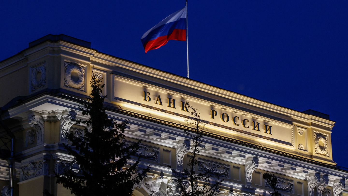 Bandera rusa en el Banco Central de Rusia. (Reuters/Maxim Shemetov)