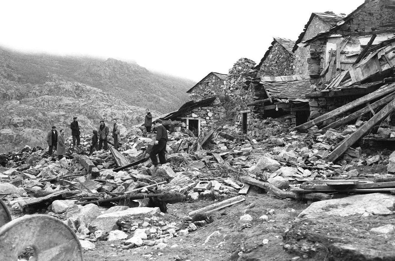 Los equipos de rescate trabajan en Ribadelago tras la rotura de la presa de Vega de Tera, en 1959. (EFE)
