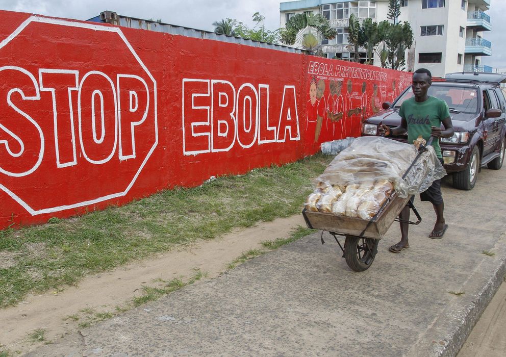 Foto: Imagen de un muro con la frase "Stop Ebola" en Monrovia, Liberia (EFE)