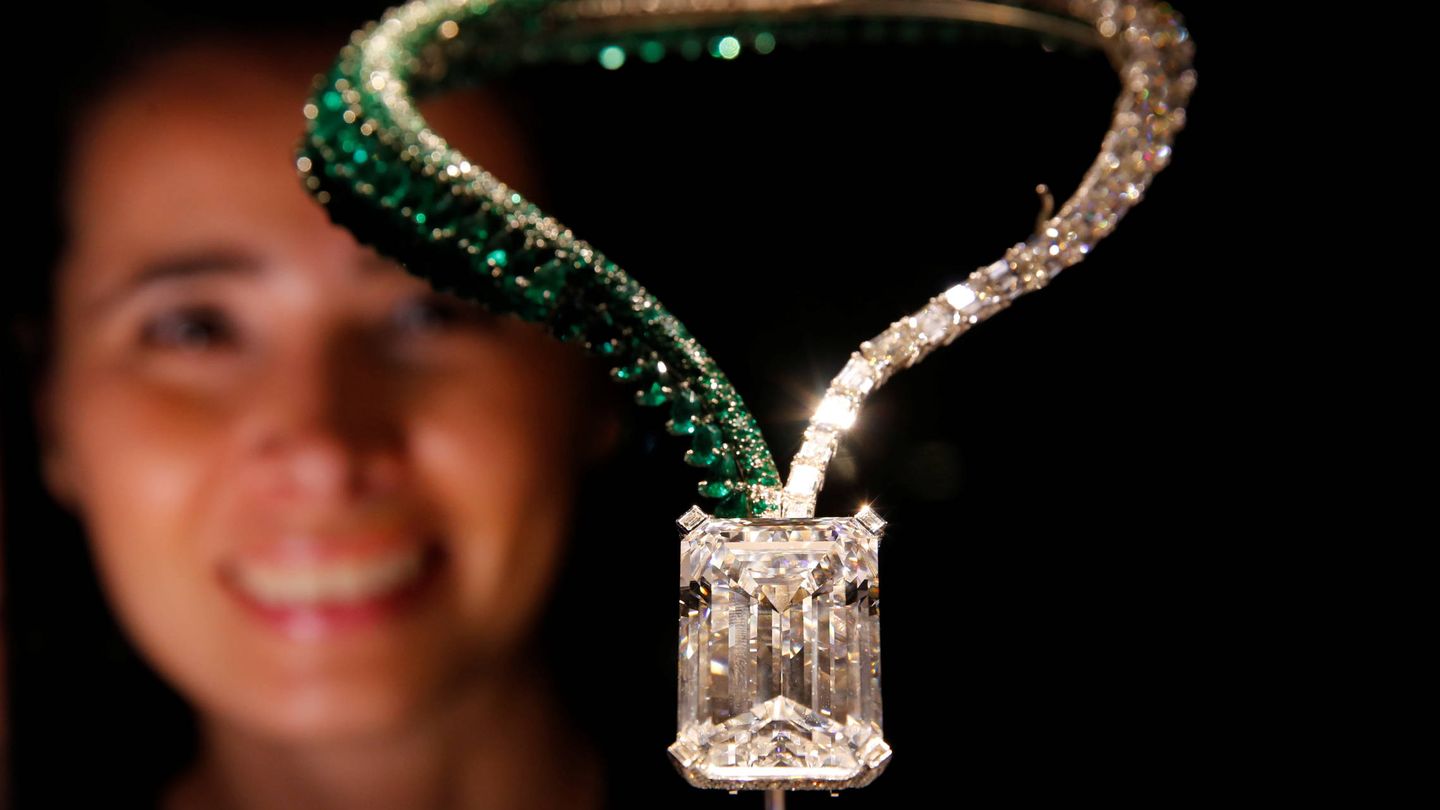 Collar de diamantes de De Grisogono expuesto antes de una subasta en Christie's Ginebra. (Reuters)