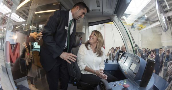 Foto: La presidenta de la Junta de Andalucía, Susana Díaz, en la visita a las instalaciones de Metro Granada, el pasado jueves (Efe).