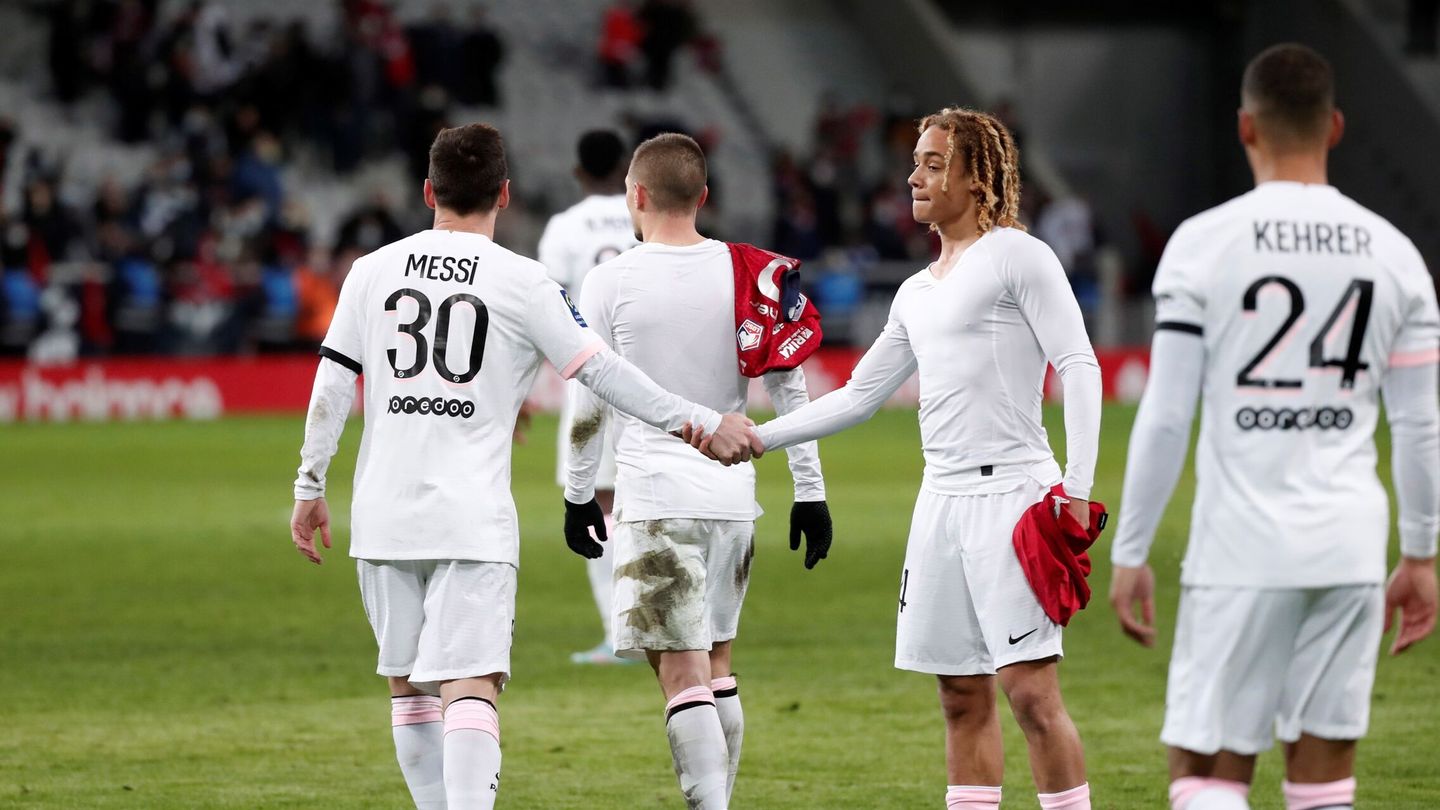 Simons y Messi se saludan. (EFE/Christophe Petit)