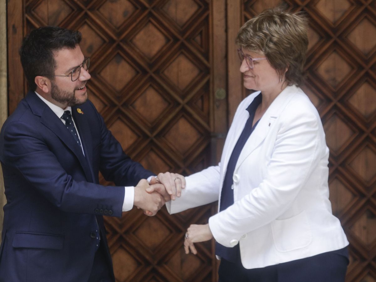 Foto: Pere Aragonès saluda a la nueva consellera de Educació, Anna Simó. (EFE.–)
