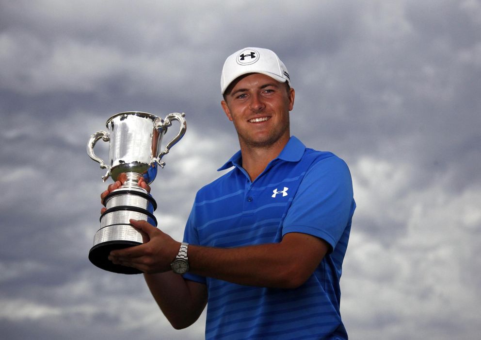 Foto: Spieth posa con el trofeo del Abierto de Australia de golf (Reuters).